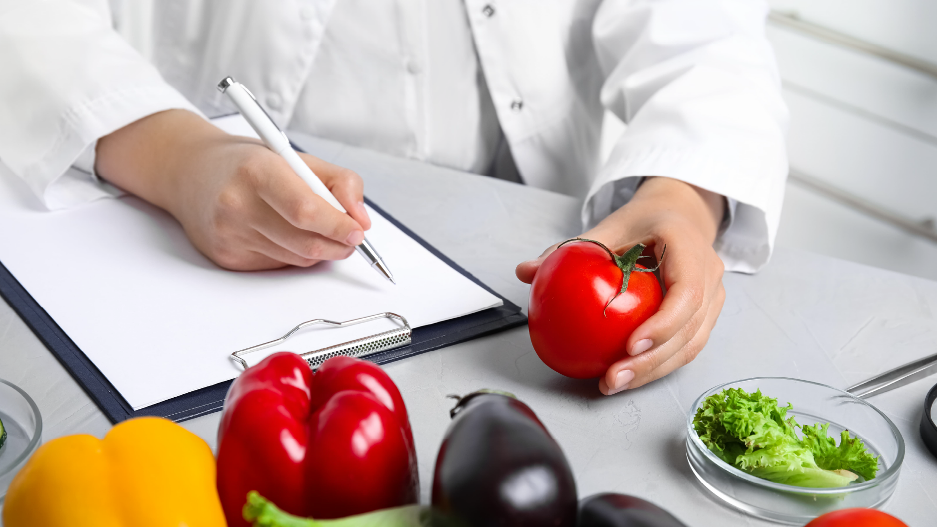 Sistema FSSC 22000 aplicado en empresa alimentaria para gestionar inocuidad alimentaria, BPM, HACCP y requisitos de certificación internacional.