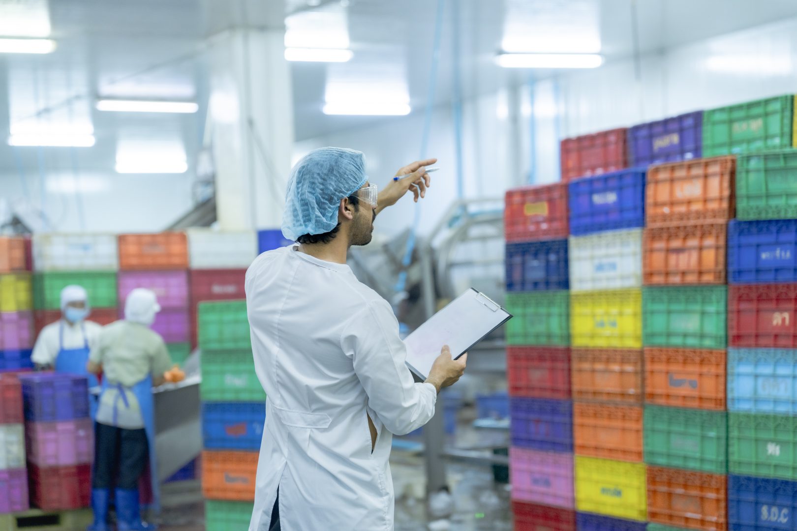 Auditoría HACCP en Perú evaluando puntos críticos de control en planta de alimentos.