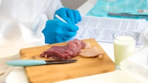 Certificación FSSC 22000 en Perú para gestión de inocuidad alimentaria, requisitos y proceso de certificación paso a paso.