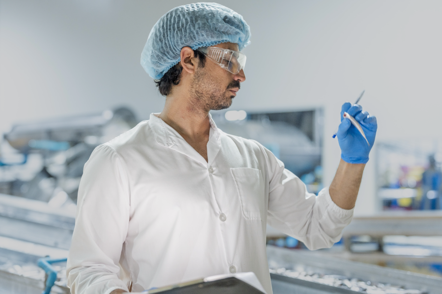 Auditor analizando un alimento como parte de la evaluación de una matriz de riesgos BRCGS en auditoría BRCGS Food Safety.