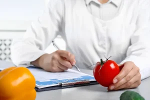 Profesional realizando control de inocuidad alimentaria durante un proceso de certificación FSSC 22000 en empresa alimentaria
