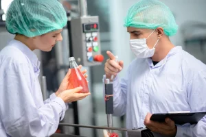Auditor revisando gestión de proveedores ISO 9001 y control de suministros en industria alimentaria