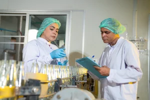 Equipo técnico fortaleciendo la gestión de proveedores ISO 9001 mediante evaluación y monitoreo de proveedores