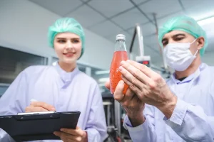 Auditores evaluando productos durante la elaboración de una matriz de riesgos BRCGS para fortalecer la inocuidad alimentaria.
