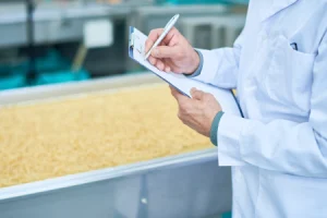 Auditor analizando una matriz de riesgos BRCGS durante un proceso de evaluación de auditoría BRCGS Food Safety.