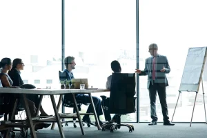 Grupo de trabajadores participando en una reunión sobre responsabilidad social en las empresas.