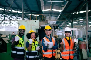 Equipo de inspectores realizando una auditoría de control de calidad e inocuidad alimentaria en la línea de producción de una fábrica de alimentos.