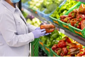Auditores revisando registros BRCGS para verificar el control de los procesos durante una auditoría en una planta de alimentos.