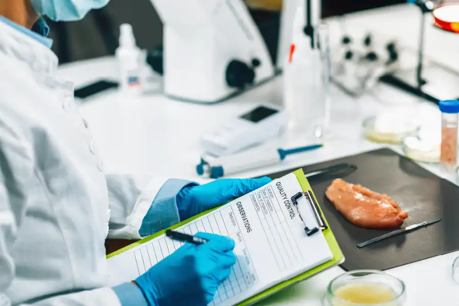Auditor verificando alimentos durante una auditoría BRCGS para evaluar acciones correctivas y controles de inocuidad alimentaria.