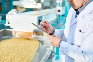 MYPE del sector alimentario en Perú implementando ISO 22000 para fortalecer la gestión de la inocuidad alimentaria.