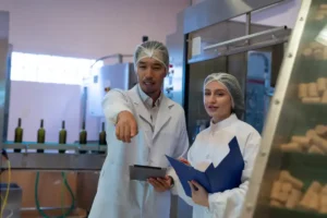 Profesionales de calidad verificando los Programas Prerrequisito (PRP) del sistema HACCP antes de una auditoría de certificación
