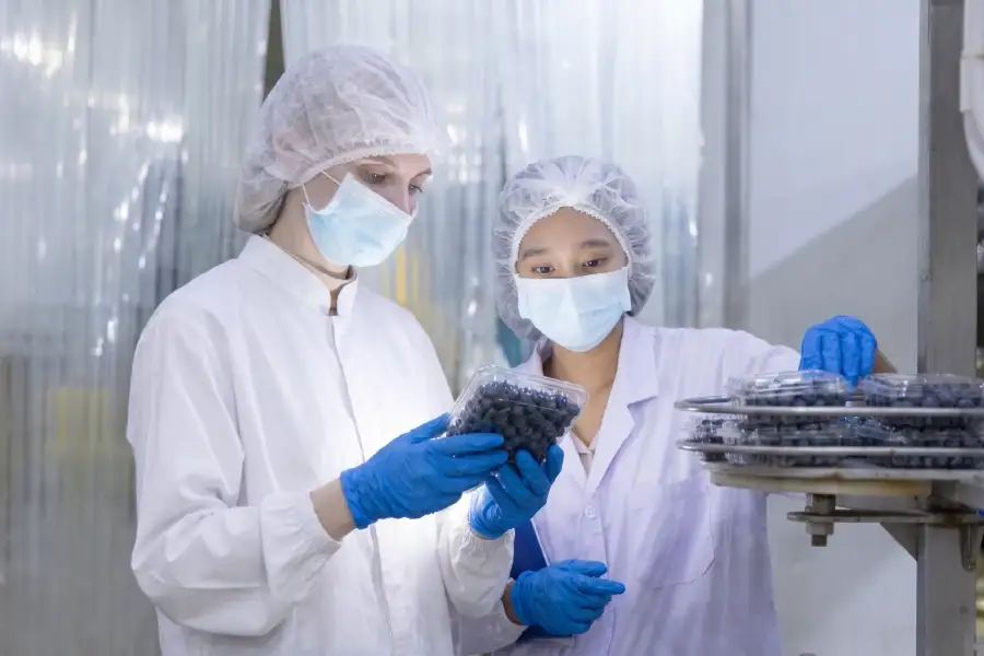 Análisis de causa raíz en BRCGS Food Safety para investigar no conformidades y definir acciones correctivas en una planta de alimentos.